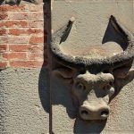 Manresa.- Antic Escorxador modernista de 1908 projectat per Ignasi Oms i Ponsa - Relleu als costats de la porta (8/2014)