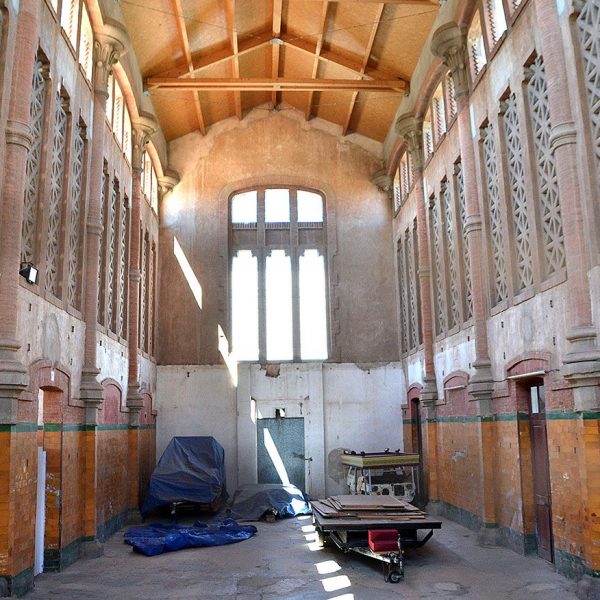 Manresa.- Antic escorxador modernista del 1908 - Interior d'un dels pavellons (8/2014)