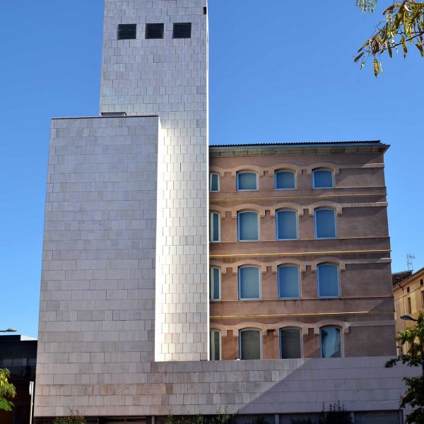 Manresa.- Fàbrica Balcells, de tipologia industrial anglesa. - Actualment acull l'escola de Música (8/2014)