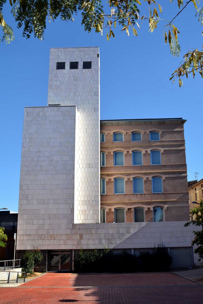 Manresa.- Fàbrica Balcells, de tipologia industrial anglesa. - Actualment acull l'escola de Música (8/2014)