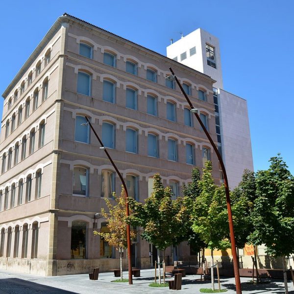 Manresa.- Fàbrica Balcells, de tipologia industrial anglesa. - Actualment acull l'escola de Música (8/2014)