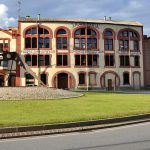Manresa.- Farinera Albareda, d'estil modernista presentant la façana grans finestrals de totxo vist (5/2014)