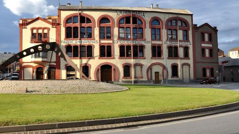 Manresa.- Farinera Albareda, d'estil modernista presentant la façana grans finestrals de totxo vist (5/2014)