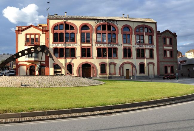 Manresa.- Farinera Albareda, d'estil modernista presentant la façana grans finestrals de totxo vist (5/2014)