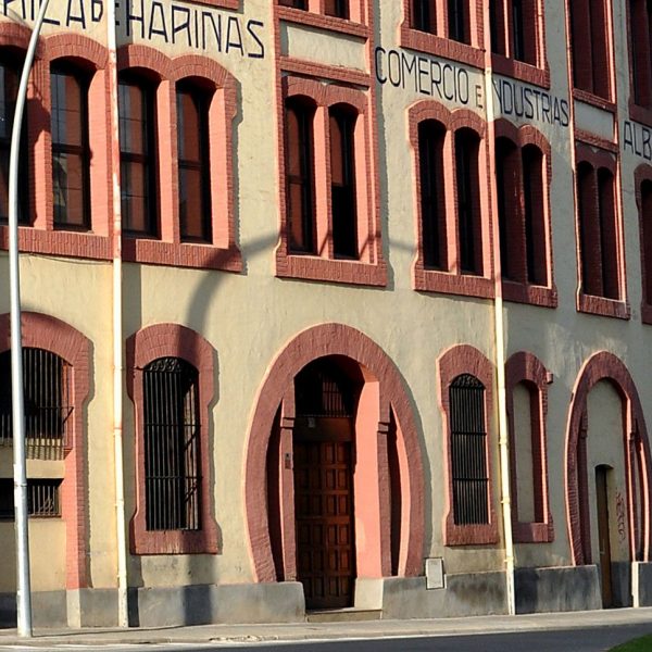 Manresa.- Farinera Albareda, d'estil modernista presentant la façana grans finestrals de totxo vist (5/2014)