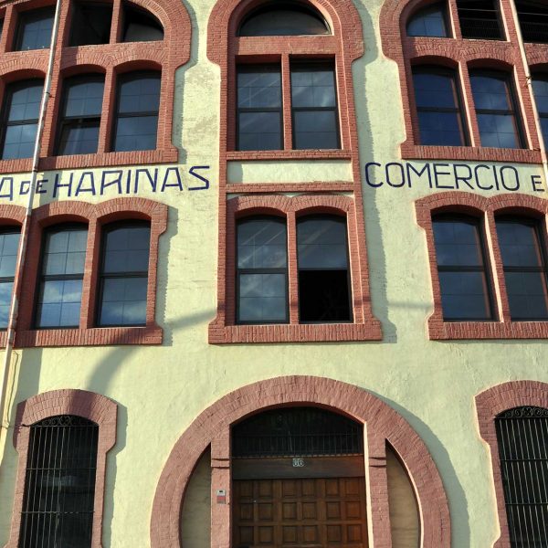 Manresa.- Farinera Albareda, d'estil modernista presentant la façana grans finestrals de totxo vist (5/2014)