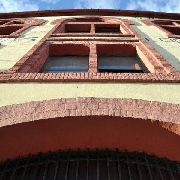 Manresa.- Farinera Albareda, d'estil modernista presentant la façana grans finestrals de totxo vist (5/2014)