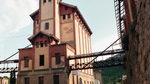 Manresa.- Farinera La Favorita emplaçada sobre un molí del S. XVI (7/1996)