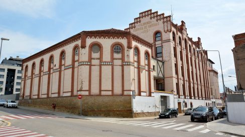 Manresa.- Farinera Florinda, d'estil modernista dins un recinte tancat i on avui hi ha la Policia Local (8/2014)