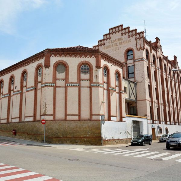 Manresa.- Farinera Florinda, d'estil modernista dins un recinte tancat i on avui hi ha la Policia Local (8/2014)