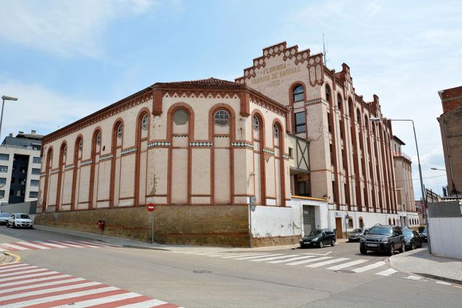 Manresa.- Farinera Florinda, d'estil modernista dins un recinte tancat i on avui hi ha la Policia Local (8/2014)
