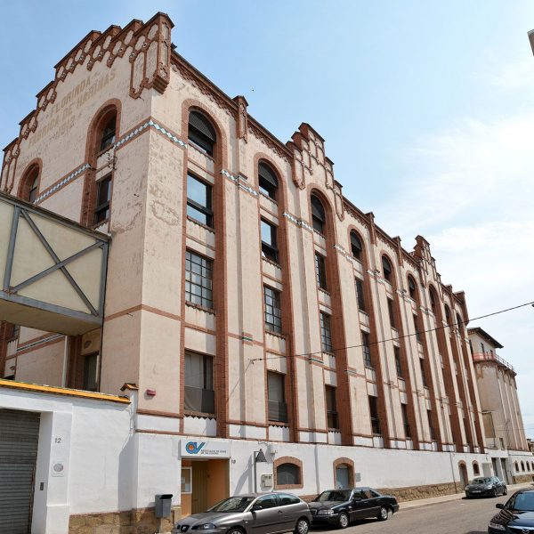 Manresa.- Farinera Florinda, d'estil modernista dins un recinte tancat i on avui hi ha la Policia Local (8/2014)