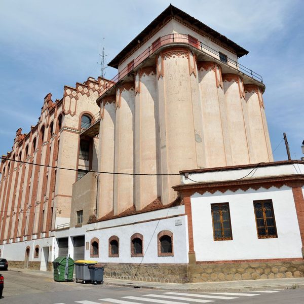 Manresa.- Farinera Florinda, d'estil modernista dins un recinte tancat i on avui hi ha la Policia Local (8/2014)