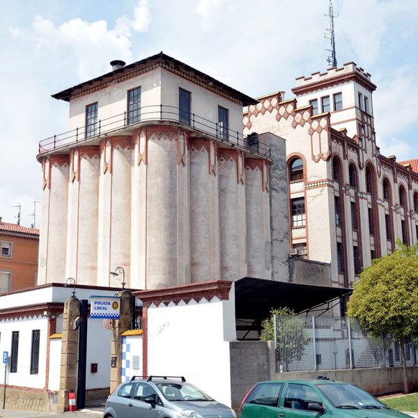 Manresa.- Farinera Florinda, d'estil modernista dins un recinte tancat i on avui hi ha la Policia Local (8/2014)
