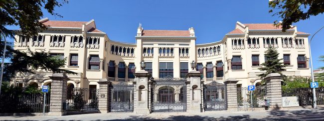 Manresa.- Institut eclèctic /modernista Lluis de Peguera, obra de Alexandre Soler i Marc (8/2014)