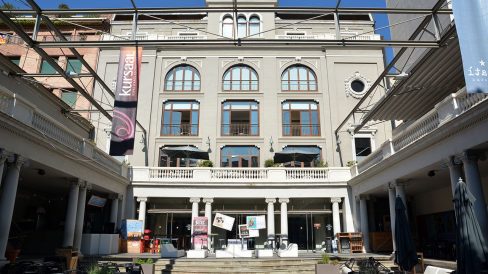 Manresa.- Teatre Kursaal de principis del S. XX. Consta d'un pati amb porxos laterals sostinguts per columnes (8/2014)