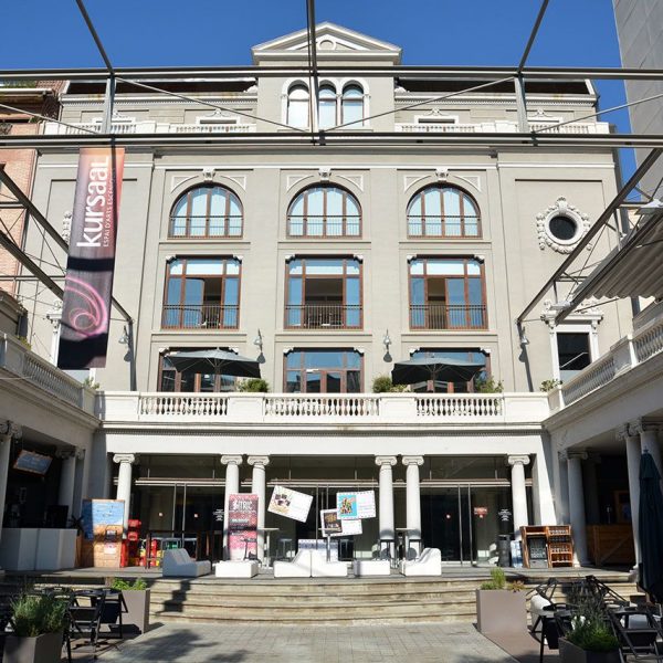 Manresa.- Teatre Kursaal de principis del S. XX. Consta d'un pati amb porxos laterals sostinguts per columnes (8/2014)