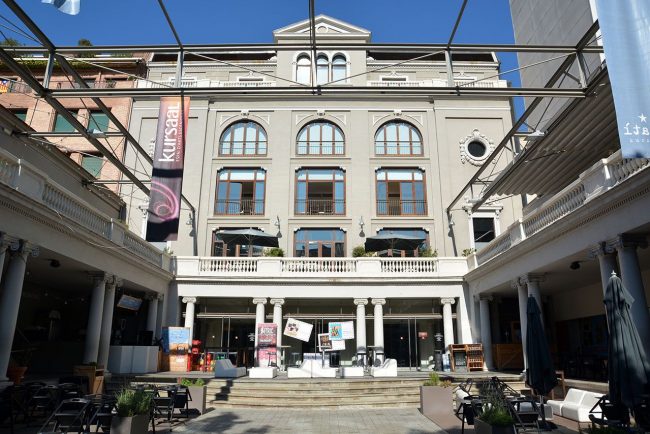 Manresa.- Teatre Kursaal de principis del S. XX. Consta d'un pati amb porxos laterals sostinguts per columnes (8/2014)