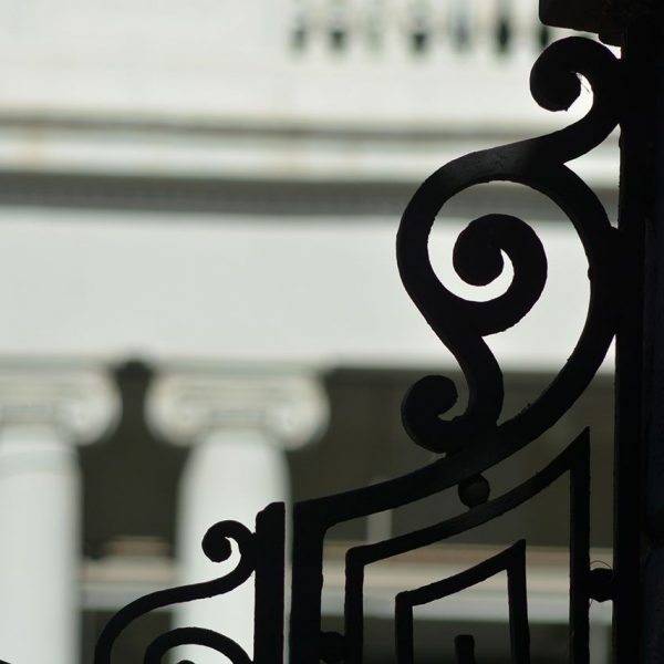 Manresa.- Teatre Kursaal de principis del S. XX. Consta d'un pati amb porxos laterals sostinguts per columnes (8/2014)