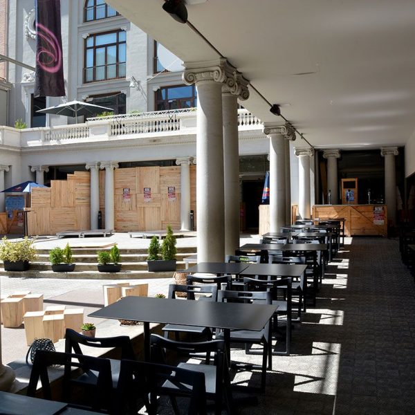 Manresa.- Teatre Kursaal de principis del S. XX. Consta d'un pati amb porxos laterals sostinguts per columnes (8/2014)