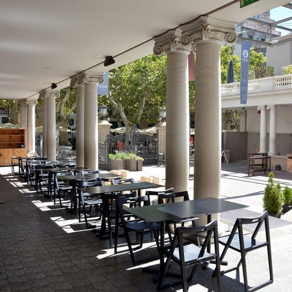 Manresa.- Teatre Kursaal de principis del S. XX. Consta d'un pati amb porxos laterals sostinguts per columnes (8/2014)