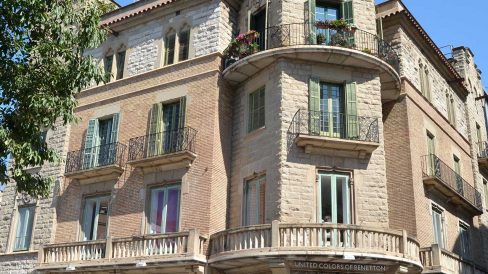 Manresa.- Casa de Cultura, neogòtica d'Enric Sagnier -El cos central culmina amb una cúpula a quatre vessants (8/2014)