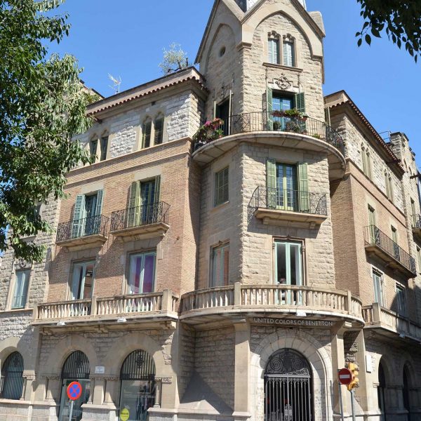 Manresa.- Casa de Cultura, neogòtica d'Enric Sagnier -El cos central culmina amb una cúpula a quatre vessants (8/2014)