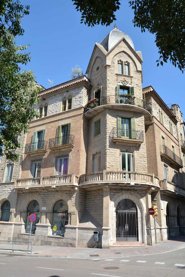 Manresa.- Casa de Cultura, neogòtica d'Enric Sagnier -El cos central culmina amb una cúpula a quatre vessants (8/2014)