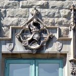 Manresa.- Casa neogòtica de Cultura, d'Enric Sagnier - Escut de la Caixa de Pensions al balcó del cos central (8/2014)