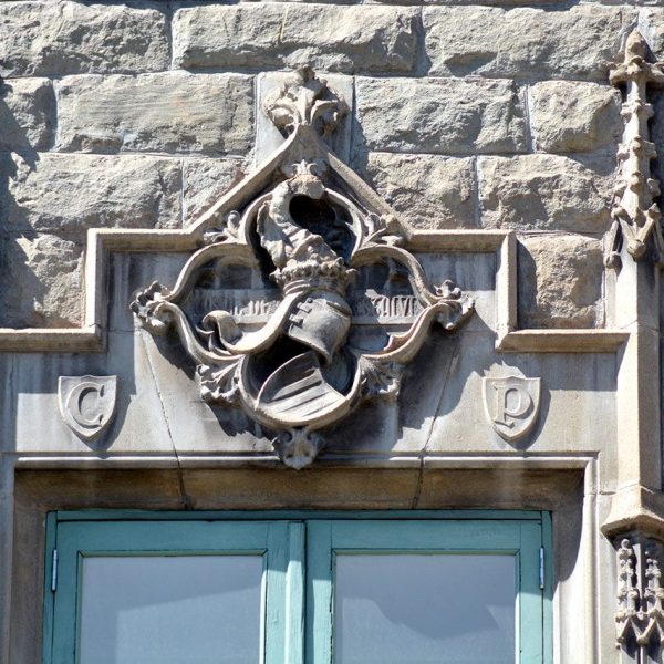 Manresa.- Casa neogòtica de Cultura, d'Enric Sagnier - Escut de la Caixa de Pensions al balcó del cos central (8/2014)