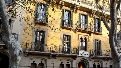 Manresa.- Casa Gabernet Español, obra d'Ignasi Oms i Ponsa amb una gran ornamentació a la façana (12/2014)