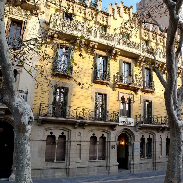 Manresa.- Casa Gabernet Español, obra d'Ignasi Oms i Ponsa amb una gran ornamentació a la façana (12/2014)