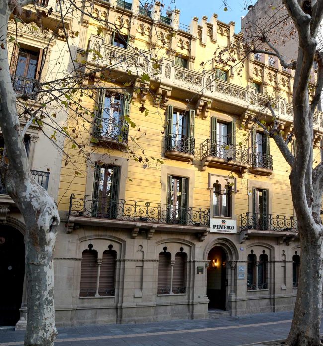 Manresa.- Casa Gabernet Español, obra d'Ignasi Oms i Ponsa amb una gran ornamentació a la façana (12/2014)