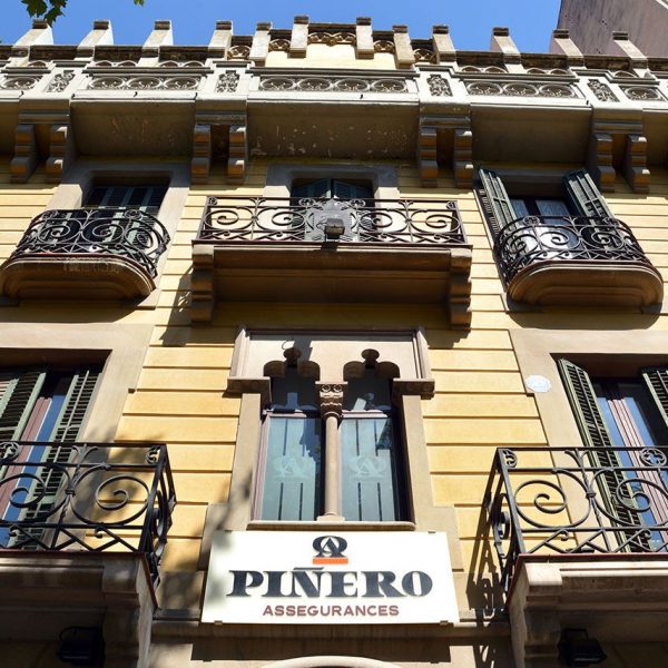 Manresa.- Casa Gabernet Español, obra d'Ignasi Oms i Ponsa amb una gran ornamentació a la façana (12/2014)