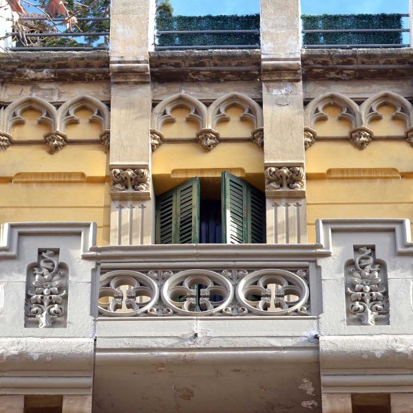 Manresa.- Casa Gabernet Español, obra d'Ignasi Oms i Ponsa amb una gran ornamentació a la façana (12/2014)