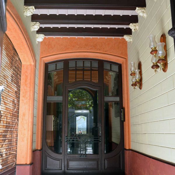 Manresa.- Casa Gabernet Español, obra d'Ignasi Oms i Ponsa - Escala i vestíbul decorat amb elements neogòtics (12/2014)