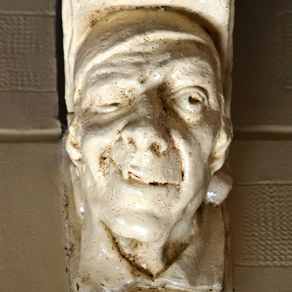 Manresa.- Casa Gabernet Español, obra d'Ignasi Oms i Ponsa - Escala i vestíbul decorat amb elements neogòtics (12/2014)