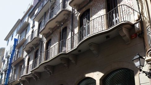 Manresa.- Casa Gomis, de façana clàssica i modernista i esgrafiats de tipus vegetal (9/2014)