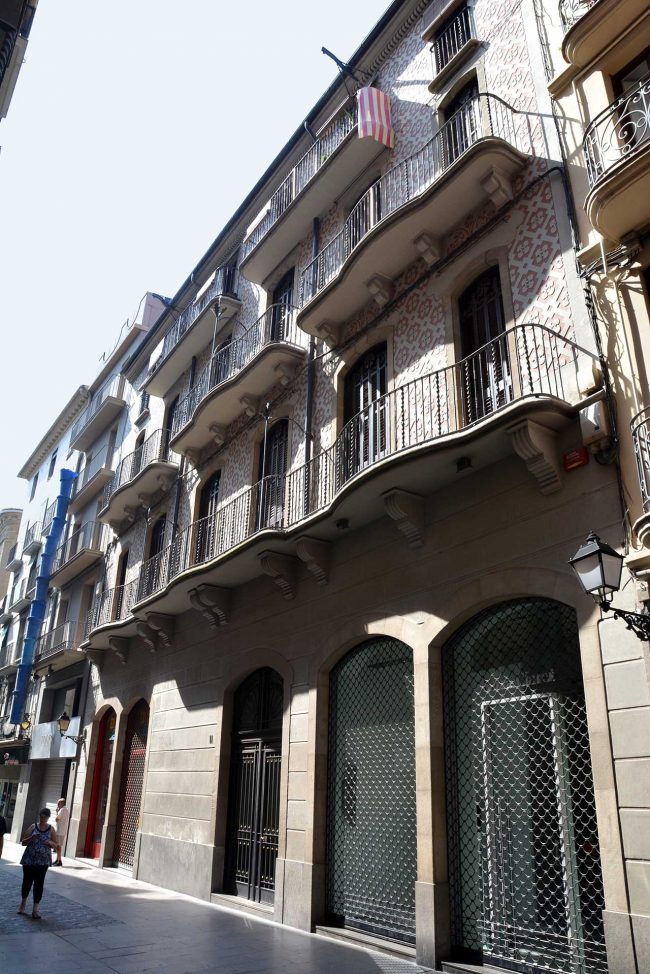 Manresa.- Casa Gomis, de façana clàssica i modernista i esgrafiats de tipus vegetal (9/2014)