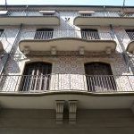 Manresa.- Casa Gomis, de façana clàssica i modernista i esgrafiats de tipus vegetal (9/2014)