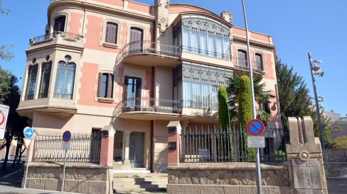 Manresa.- Casa Torra, obra d'Ignasi Oms - Encarada al sol consta d'unes magnífiques galeries envidriades (8/2014)