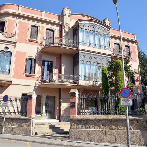 Manresa.- Casa Torra, obra d'Ignasi Oms - Encarada al sol consta d'unes magnífiques galeries envidriades (8/2014)