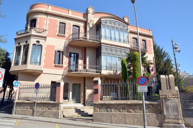 Manresa.- Casa Torra, obra d'Ignasi Oms - Encarada al sol consta d'unes magnífiques galeries envidriades (8/2014)