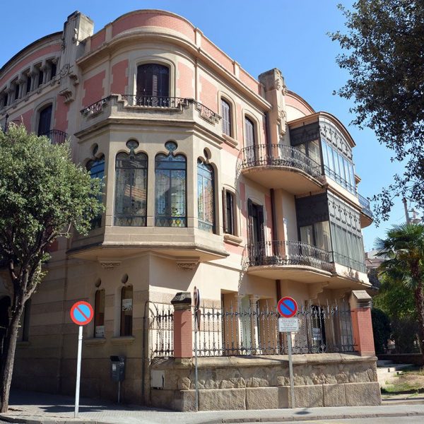 Manresa.- Casa Torra, obra d'Ignasi Oms - Encarada al sol consta d'unes magnífiques galeries envidriades (8/2014)