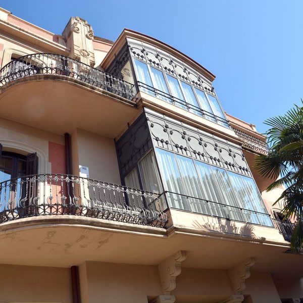 Manresa.- Casa Torra, obra d'Ignasi Oms - Encarada al sol consta d'unes magnífiques galeries envidriades (8/2014)