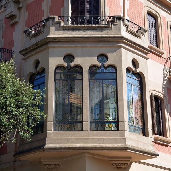 Manresa.- Casa Torra, obra d'Ignasi Oms - Encarada al sol consta d'unes magnífiques galeries envidriades (8/2014)