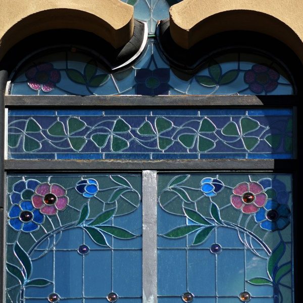 Manresa.- Casa Torra, obra d'Ignasi Oms - Encarada al sol consta d'unes magnífiques galeries envidriades (8/2014)