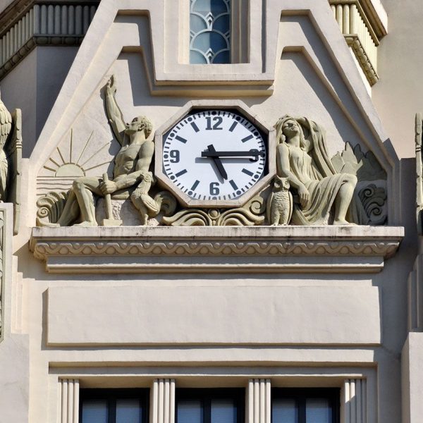 Manresa.- Casa Jorba, edifici comercial fundat per Joan Jorba Rius, obra d'Art Decó d'Arnau Calvet 1934/1940 (8/2010)