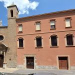 Manresa.- Conjunt de l'Antic Hospital amb finestrals gòtic-renaixentistes al primer pis i Església de Sant Andreu (8/2014)