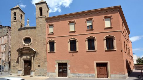 Manresa.- Conjunt de l'Antic Hospital amb finestrals gòtic-renaixentistes al primer pis i Església de Sant Andreu (8/2014)